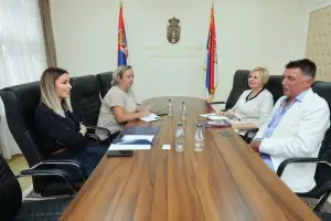 Потпредседница Владе Републике Србије и министарка привреде Адријана Месаровић са директором компаније ,,Union Drvoˮ Александром Хелцом