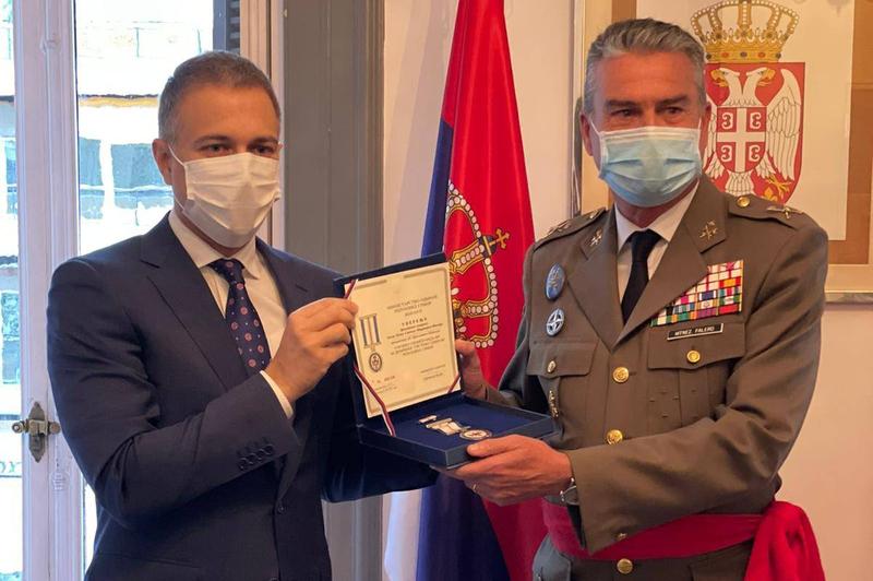 Stefanovic presents military memorial medal to General Martinez-Faler