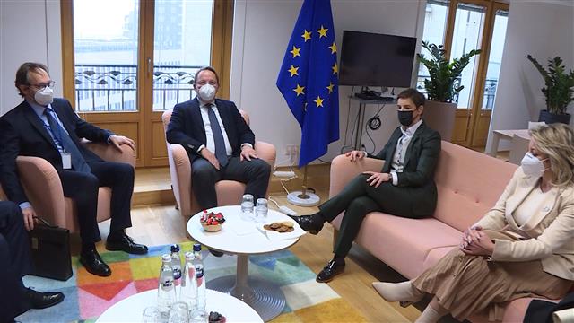 Brnabic speaks with European Enlargement Commissioner