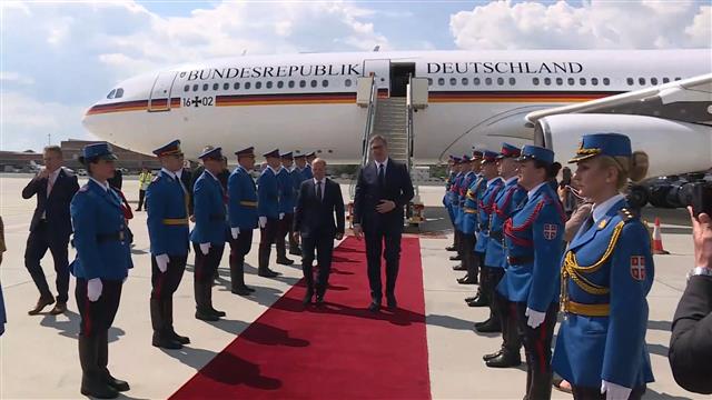 Chancellor of Federal Republic of Germany solemnly welcomed in front of Palace of Serbia