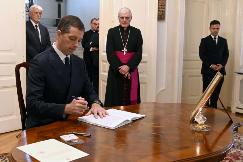 Đurić signs book of condolences on death of Pope Francis