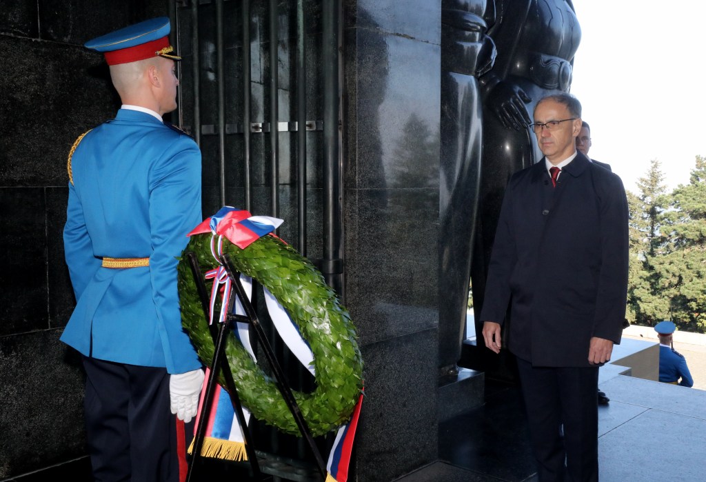Macut lays wreath at Monument to Unknown Hero on occasion of Victory Day