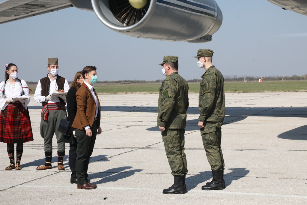 Слетео авион из Русије са лекарима и медицинском опремом