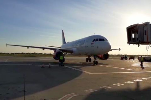 Авион „Ер Србије“ допремио медицинску опрему из Шангаја 