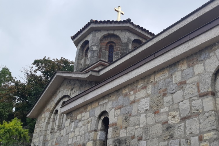 Оштећена црква Успења Пресвете Богородице у селу Средска код Призрена