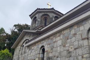 Оштећена црква Успења Пресвете Богородице у селу Средска код Призрена