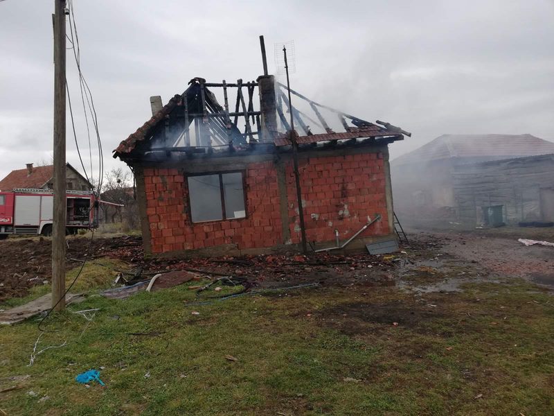 Изгорела кућа осмочлане породице у селу Граце код Вучитрна