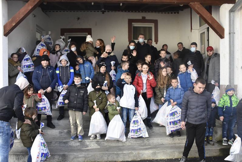 Подела пакетића деци из српских средина у јужној покрајини