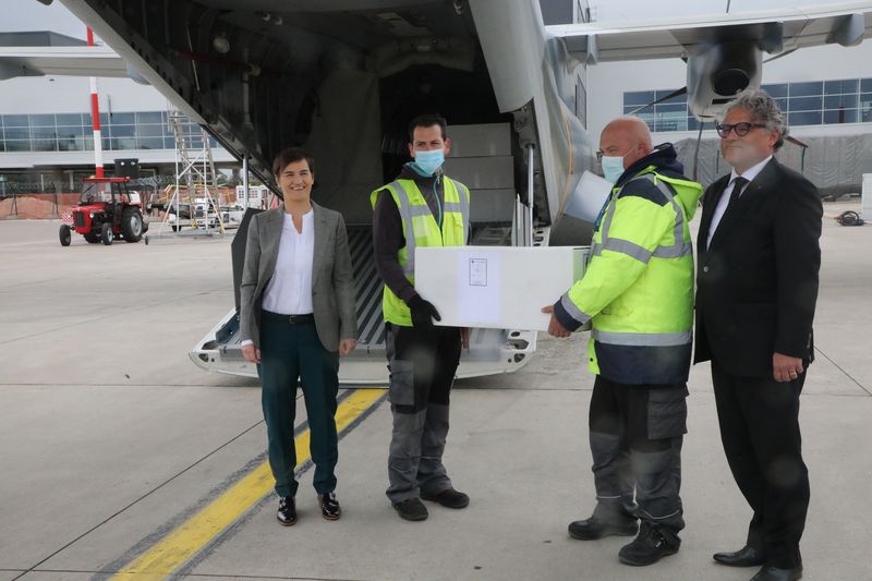Брнабић испратила авион са донацијом вакцина за грађане Чешке