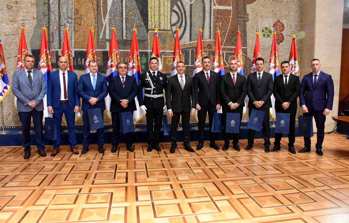 Председник Србије одликовао 11 припадника МУП-а