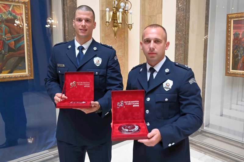 Policajcima uručene plakete za najplemenitiji podvig godine Policajcima uručene plakete za najplemenitiji podvig godine