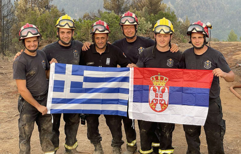 Српски ватрогасци и припадници Хеликоптерске јединице на Евији настављају борбу са ватреном стихијом