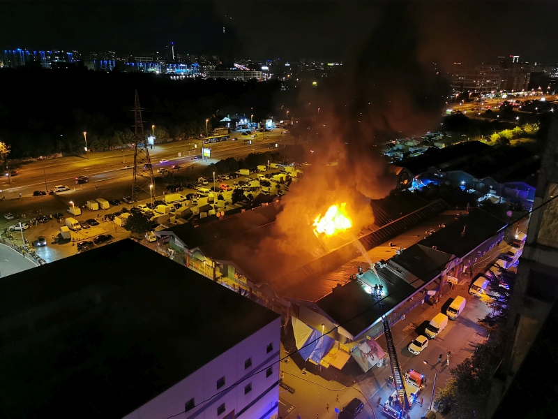 Локализован пожар у тржном центру на Новом Београду