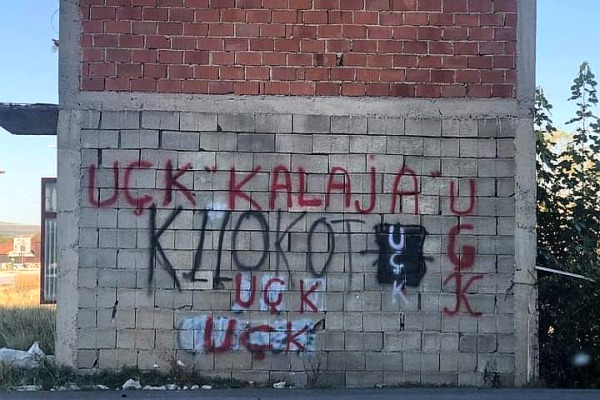 На зиду куће у српској општини Клокот освануо графит који слави ОВК