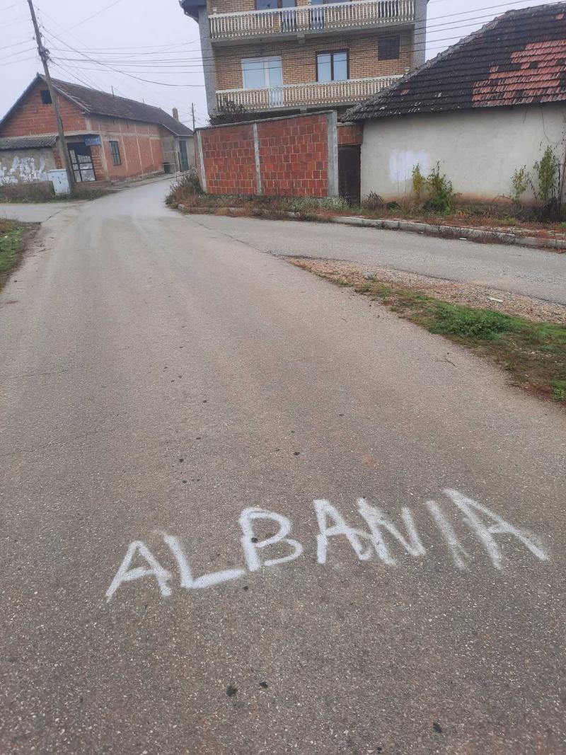Погрдни графити албанских екстремиста у Могили