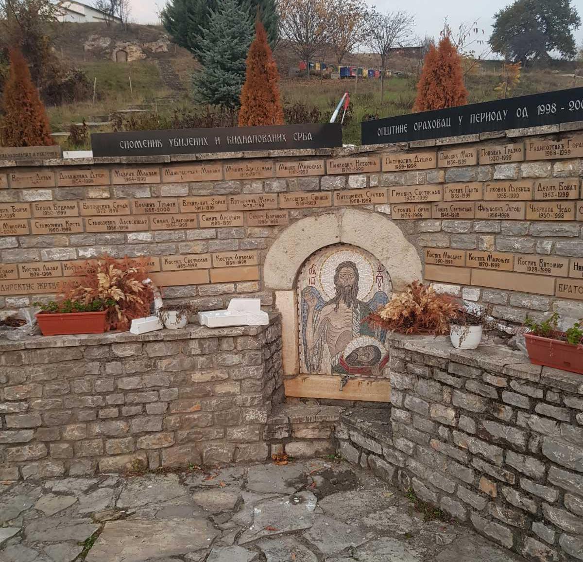 Оскрнављен споменик у Великој Хочи посвећен убијеним Србима