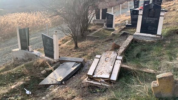 Оскрнављени српски надгробни споменици код Грачанице