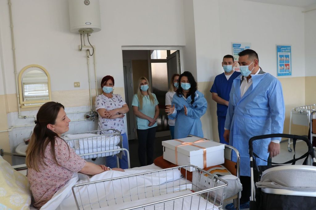 Kанцеларија за KиМ даровала прворођене бебе у Косовској Митровици и Грачаници