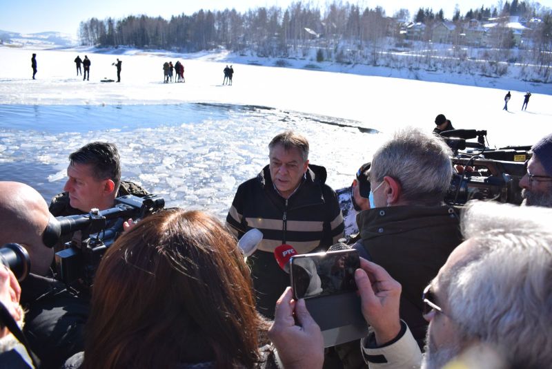 Тончев присуствовао пливању за часни крст на Власинском језеру