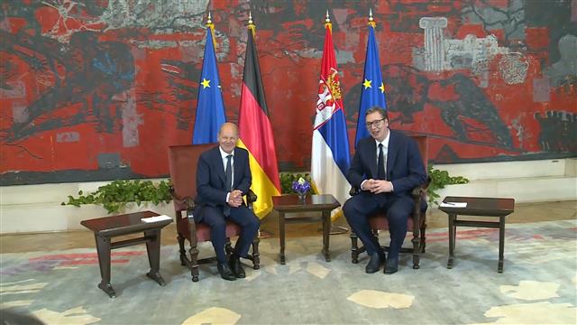 Канцелар СР Немачке свечано дочекан испред Палате Србија