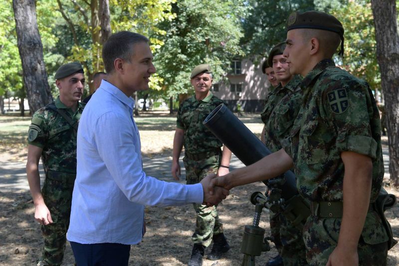Стефановић обишао војнике на добровољном служењу војног рока у Пожаревцу