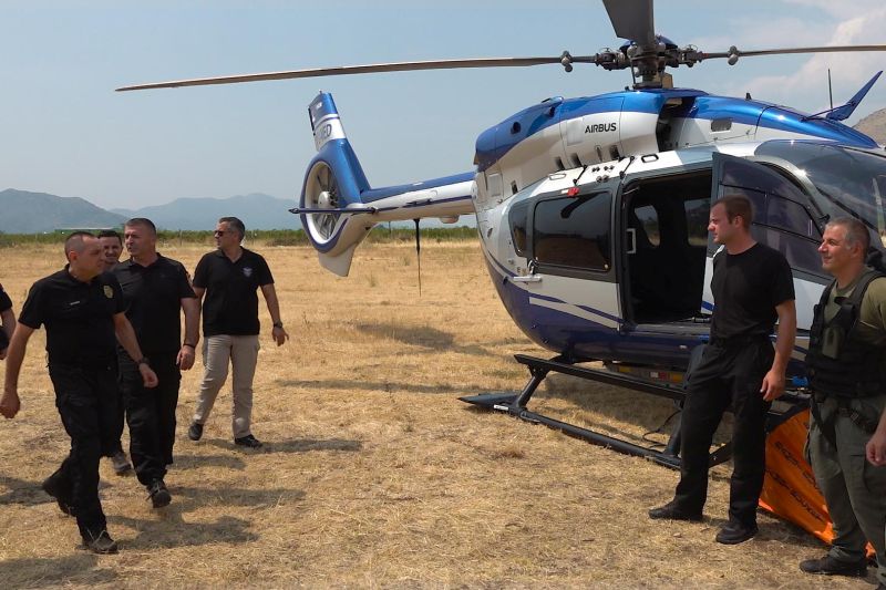Хеликоптерска јединица МУП-а Србије гаси пожар у Требињу