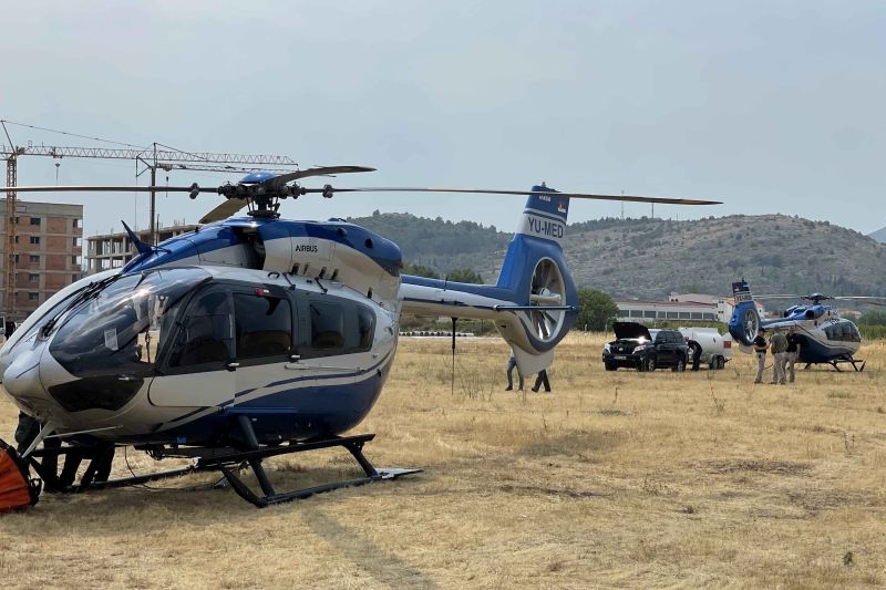 Хеликоптерска јединица МУП-а Србије гаси пожар у Требињу