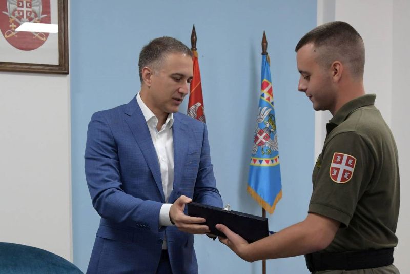 Стефановић наградио војног полицајца Пенићa