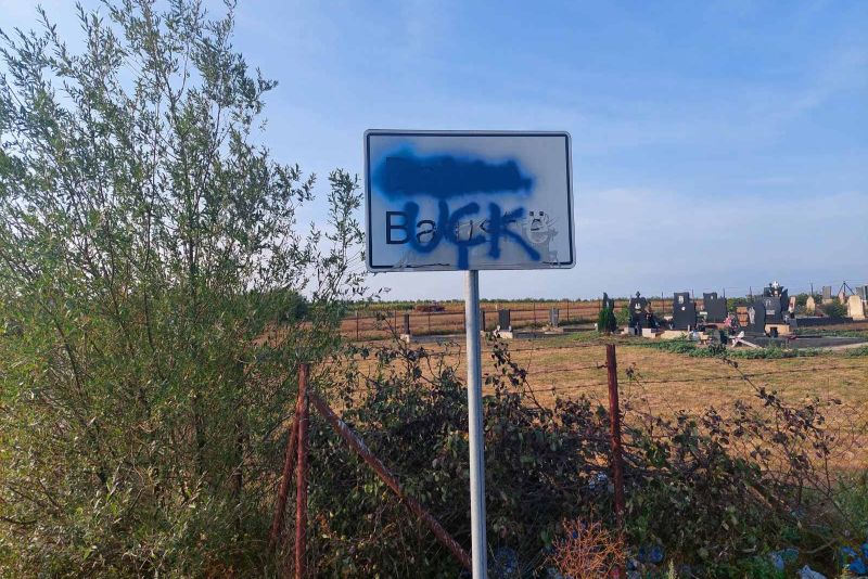 Преко натписа села надомак Грачанице исписан графит терористичке „УЧК“