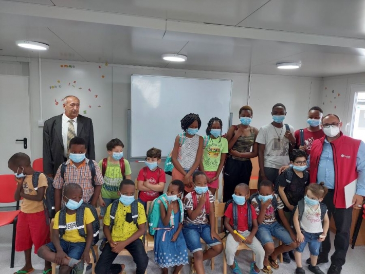 Деци мигрантима у Центру за азил у Крњачи уручен школски прибор
