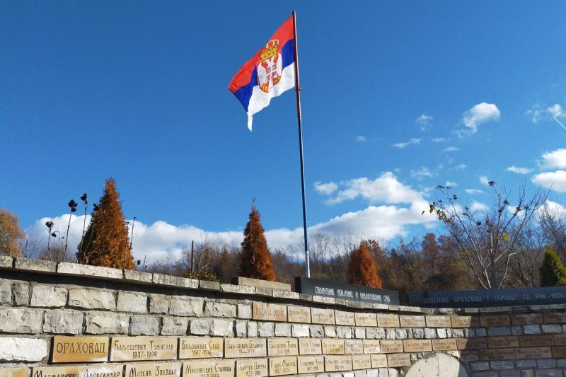 Оскрнављен Споменик убијеним и киднапованим Србима у Великој Хочи