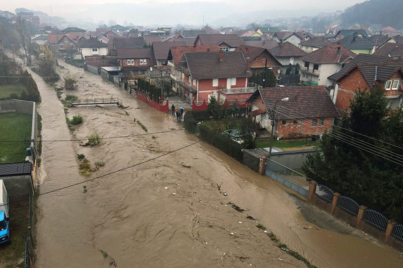 Војска Србије помаже грађанима у одбрани од поплава