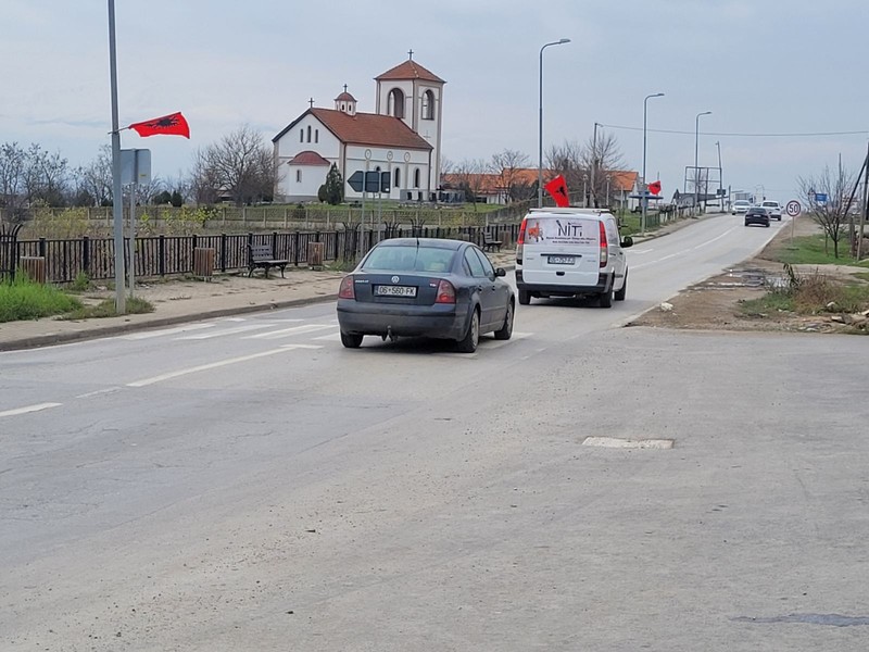 Покушај застрашивања српског народа истицањем албанских застава у Клокоту