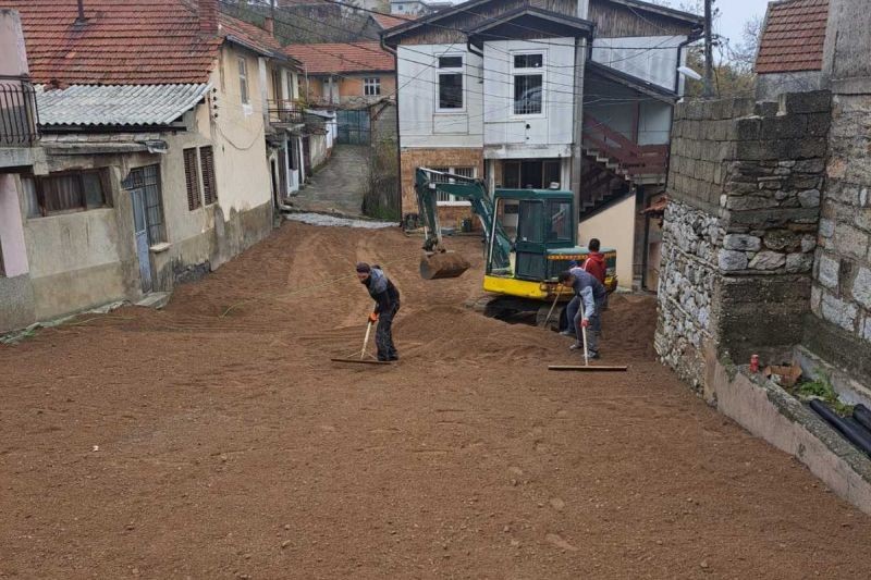 Почела реконструкција школског платоа у Ораховцу
