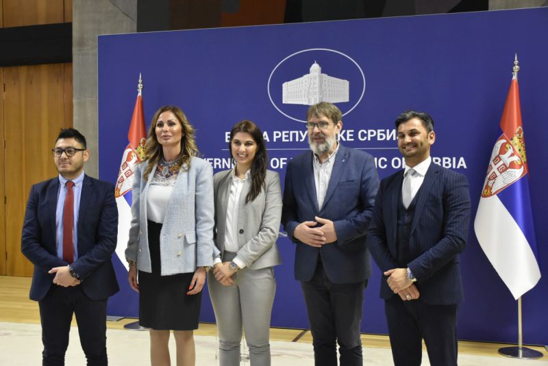 Млади Роми и Ромкиње добили могућност да стажирају у органима државне ...