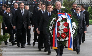 Коштуница и чланови Владе положили венац на спомен-плочу Зорану Ђинђићу