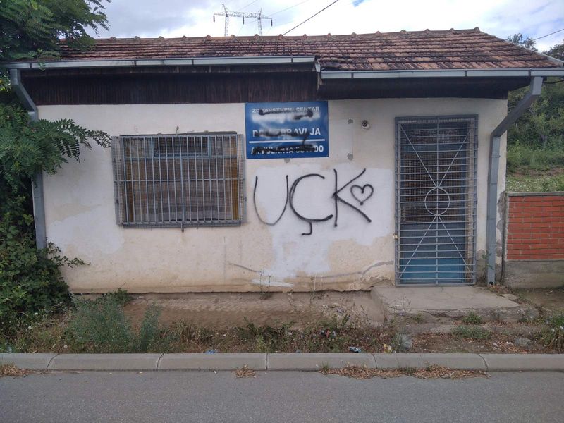 На амбуланти у селу Суви До исписан антисрпски графит