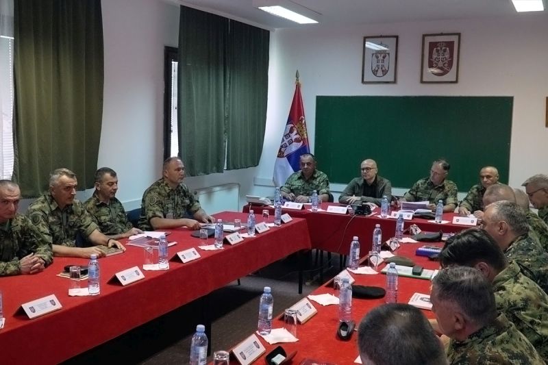 Вучевић разговарао са командантима дела јединица Војске Србије