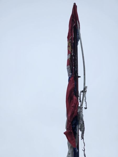 Запаљена српска застава на споменику убијеним Србима у Великој Хочи