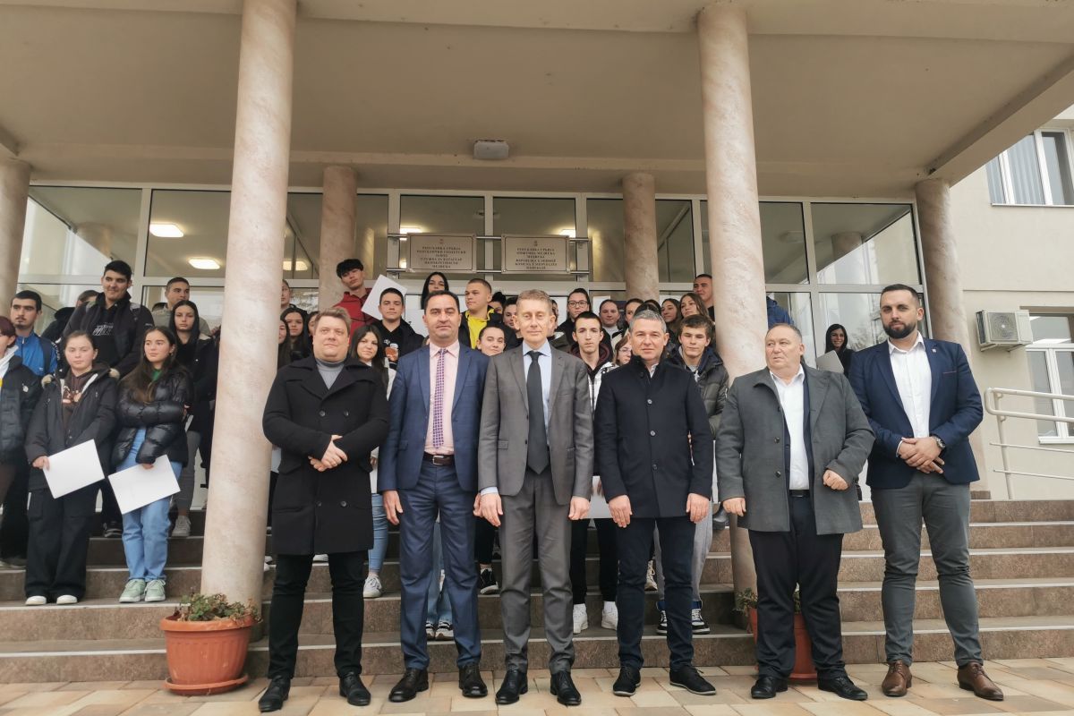 Додељени уговори о стипендијама ученицима средњe школe у Медвеђи
