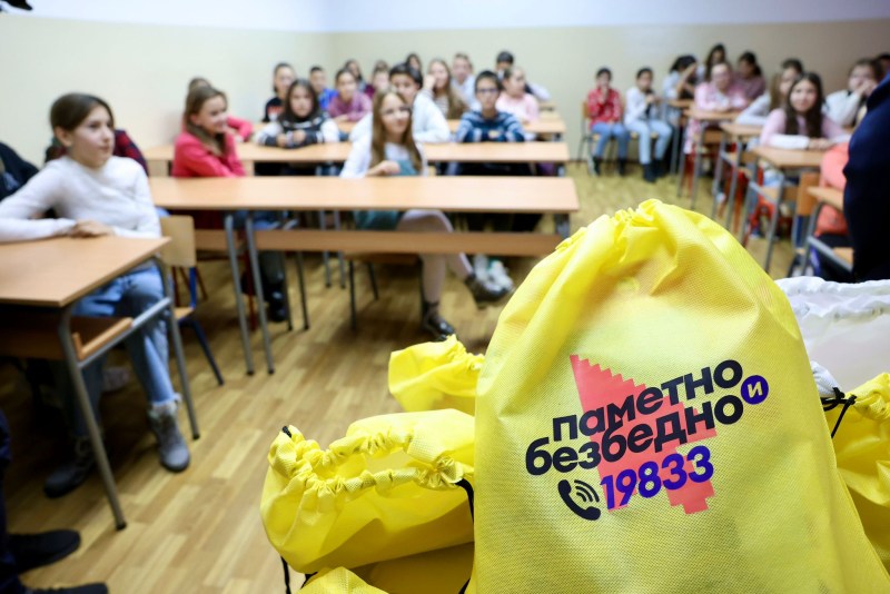 Школе у Жабарима и Петровцу на Млави добиле интернет и локалну рачунарску мрежу 