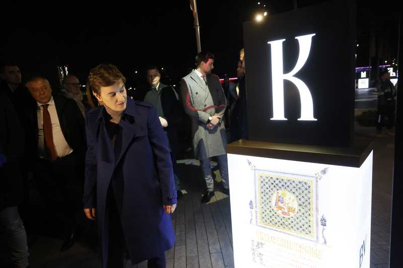 Премијерка Брнабић отворила изложбу посвећену ћирилици у част Сретења