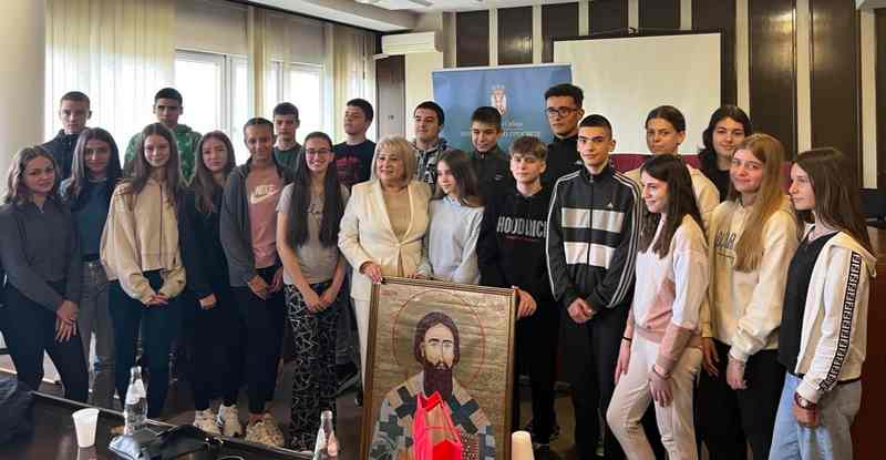 Ученици ОШ „Душан Јерковић“ из Руме уручили министарки просвете икону Светог Саве