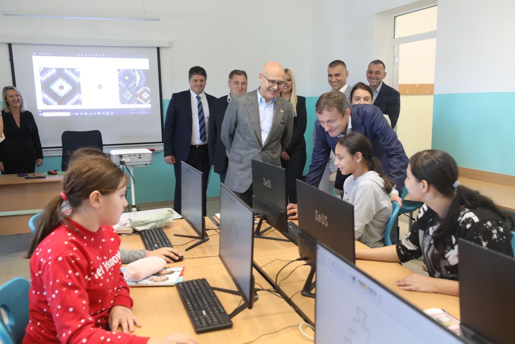 Наставак улагања у стварање што бољих услова у школама широм Србије