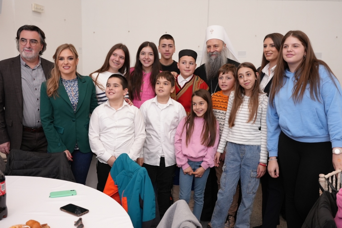 Српска деца из Црне Горе и Румуније посетила Храм Светог Саве на Бадњи дан
