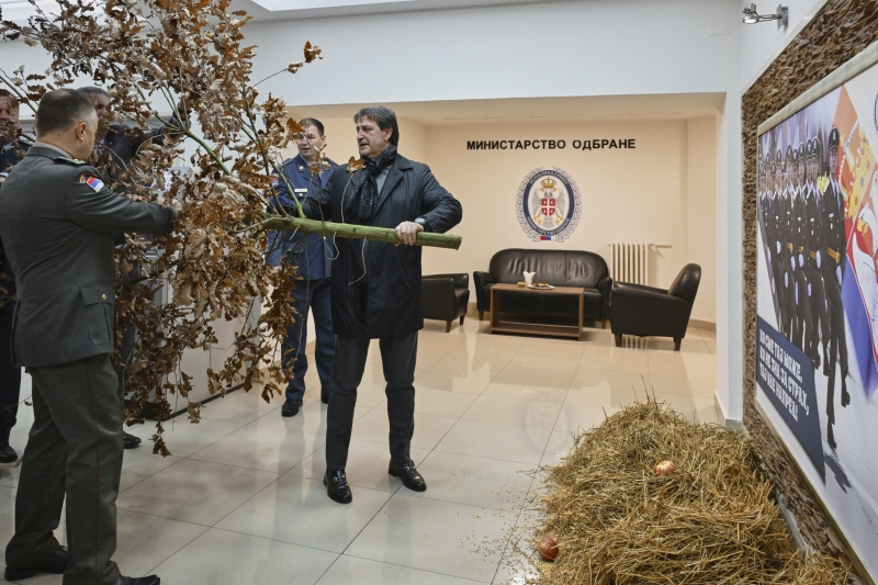 Гашић унео бадњак у зграду Министарства одбране