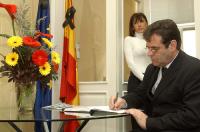 Премијер Коштуница уписао се у књигу жалости у Амбасади Шпаније