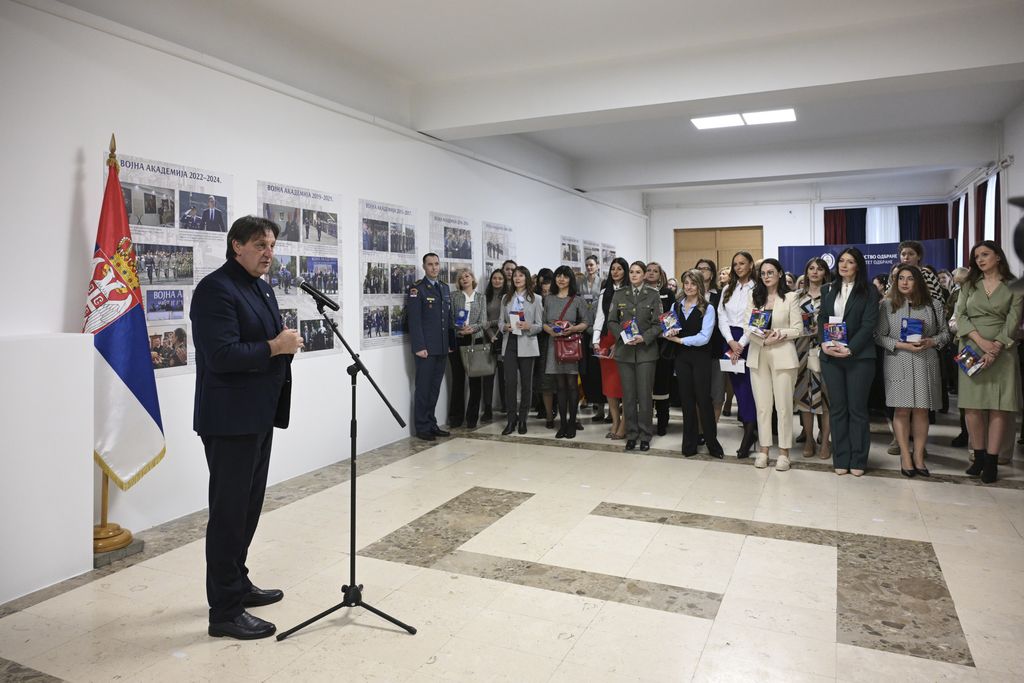 Гашић уручио поклоне припадницама система одбране