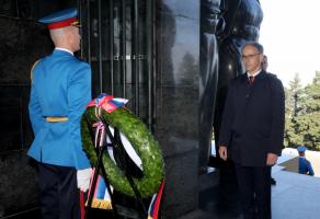 Мацут положио венац на Споменик незнаном јунаку поводом Дана победе