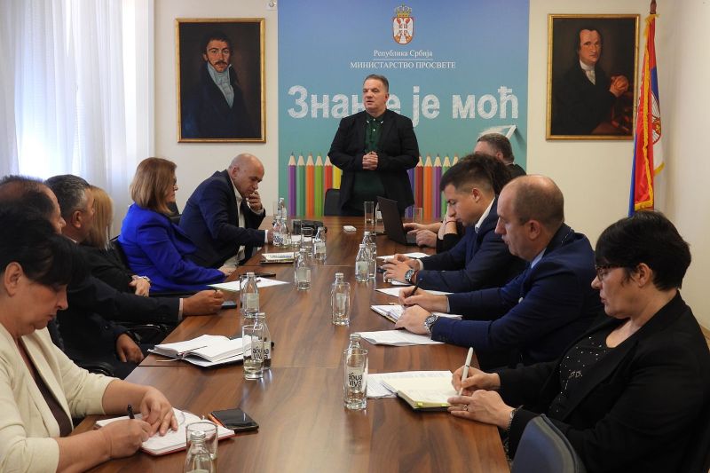 Разматрање начина за унапређење положаја запослених у просвети